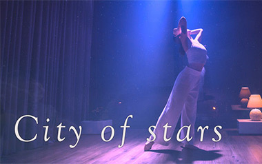 《City-Of-Stars吉他谱》4/4拍的节奏，这首歌曲的原调为F调，这里曲谱采用了F调指法进行编配，_F调六线谱_捷诚吉他教室制谱